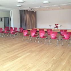Saal mit wenig Stühlen