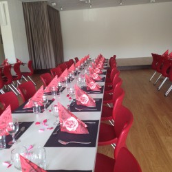 Saal schwarz rot